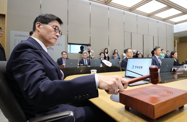 25일 오전 금통위에서 기준금리 0.25%p 인하를 결정하고 의사봉을 두드리는 이창용 총재. 연합뉴스 제공.