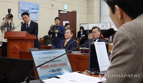 김대경 대통령 경호처 지원본부장이 4일 국회에서 열린 '윤석열 정부의 비상계엄 선포를 통한 내란 혐의 진상규명 국정조사 특별위원회' 청문회에 출석해 비화폰 관리와 관련한 더불어민주당 윤건영 의원의 질의에 답변하고 있다. 연합뉴스