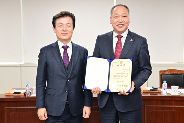 김성규 진주교대 총장(오른쪽)이 조규일 시장에게 위촉장을 수여 받고 기념사진을 촬영하고 있다. 진주시 제공