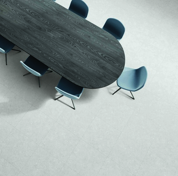 KCC글라스의 인테리어 전문 브랜드 ‘홈씨씨 인테리어’가 대전(帶電) 방지 기능을 갖춘 스마트 산업 환경 맞춤형 바닥재 ‘센스레이 OA(Office Automation)’를 새롭게 출시했다. KCC클라스 제공