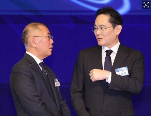 정의선 현대자동차그룹 회장(왼쪽)과 이재용 삼성전자 회장이 지난 1월 서울 대한상공회의소에서 열린 경제계 신년인사회에서 대화를 나누고 있는 모습. 연합뉴스