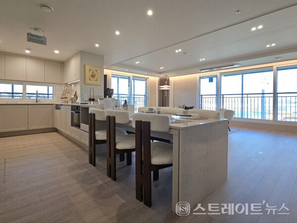 ◇'e편한세상 성성호수공원'의 견본주택 내 125㎡형 모델룸의 주방/식당 및 거실. (사진=이준혁 기자)