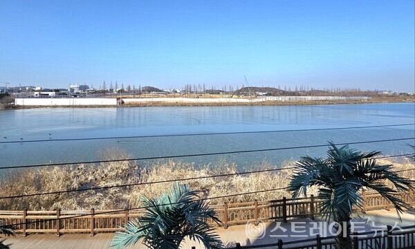 ◇성성호수공원 서남쪽에서 바라보는 'e편한세상 성성호수공원'의 공사현장. 남→북 구도로써 촬영했다. (사진=이준혁 기자)