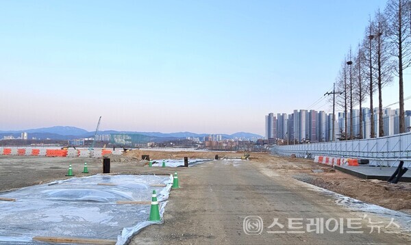 ◇'e편한세상 성성호수공원'의 공사현장. 북서→남동 구도로써 촬영했다. (사진=이준혁 기자)
