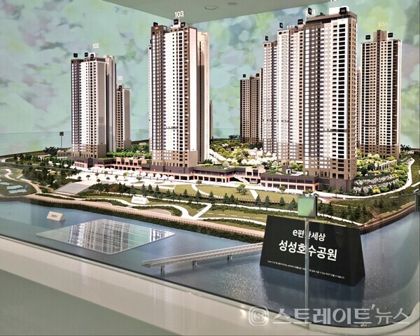 ◇'e편한세상 성성호수공원'의 견본주택 내 단지 모형. (사진=이준혁 기자)