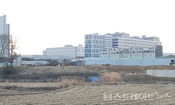 ◇'e편한세상 성성호수공원'에 거주할 어린이들이 통학할 초등학교(가칭 업성2초)의 공사현장. 성성자이레이크파크(1104세대) 단지와 성성호수공원 사이에 지어진다. (사진=이준혁 기자)