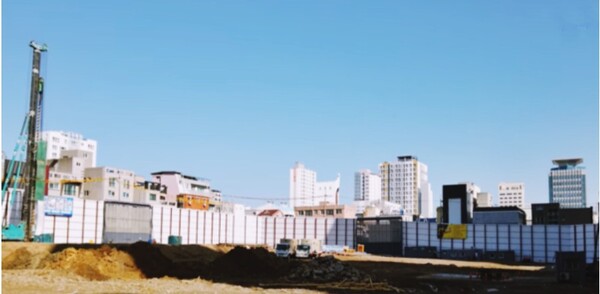 동부건설이 울산광역시 남구 신정 11지구(신정동 1151-1번지) 일원에 공급하는 ‘문수로 센트레빌 에듀리체’가 수천만원 시세차익이 가능한 착한 분양가와 울산 중심권역 입지를 앞세워 분양에 나섰지만, 다소 아쉬운 성적을 받아들었다. 사진은 이 단지 건설현장. 이준혁 기자