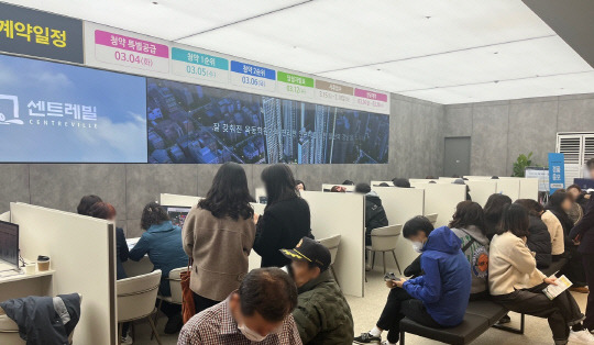 ​동부건설이 울산의 중심축 문수로에서 1년 만에 착한 분양가를 내세워 분양 중인 '문수로 센트레빌 에듀리체' 모델하우스.​