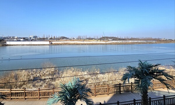 ◇성성호수공원 서남쪽에서 바라보는 'e편한세상 성성호수공원'의 공사현장. 남→북 구도로써 촬영했다. (사진=이준혁 기자)