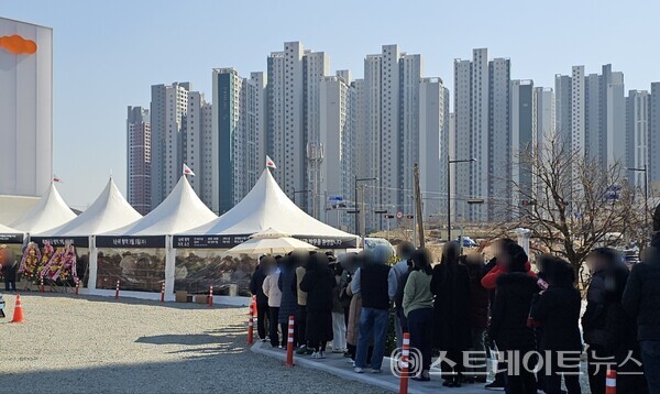◇'e편한세상 성성호수공원' 견본주택을 방문한 사람들이 내부로 들어가고자 줄을 서 있다. (사진=이준혁 기자)