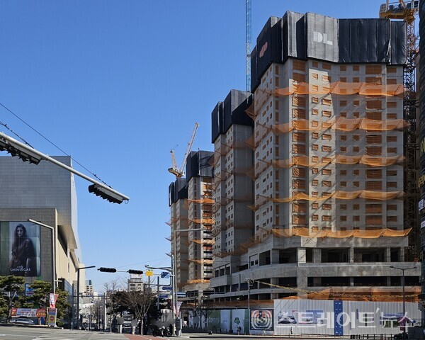 ◇동대구역네거리 북서쪽서 바라보는 'e편한세상 동대구역 센텀스퀘어'의 공사현장. 북서서→남동동 구도로 촬영했다. (사진=이준혁 기자)