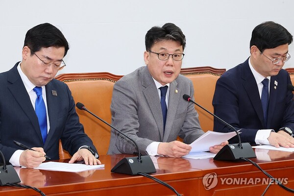 더불어민주당 진성준(가운데) 정책위의장이 6일 서울 여의도 국회에서 열린 정책조정회의에서 발언하고 있다. 연합뉴스