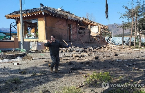 한미 통합화력 실사격 훈련이 실시된 6일 오전 경기 포천시 이동면 한 마을에 전투기에서 투하된 폭탄이 터져 가옥이 부서져 있다. 연합뉴스