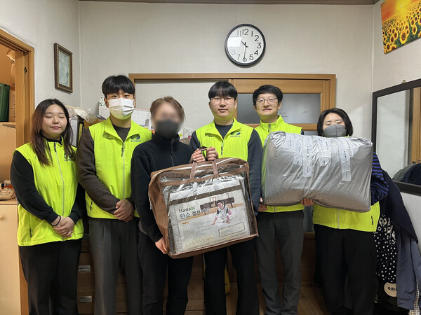 남부발전 임직원 봉사단이 3월 6일 조손가정 어르신 댁을 방문하여 에너지 절약용품 (절전매트, 방한이불)을 전달하고 기념촬영을 하고 있다.