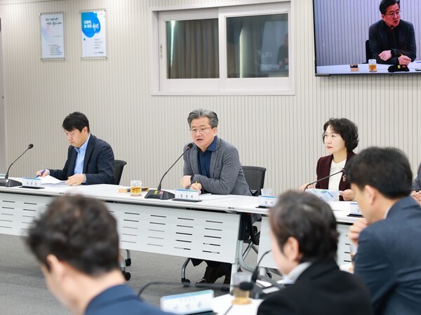 6일 정용래 유성구청장이 3월 확대간부회의를 주재하고 있다. 유성구 제공.