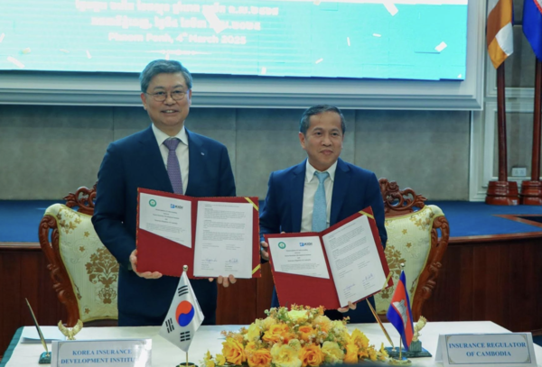 (왼쪽부터) 허창원 보험개발원장과 부 찬피루 캄보디아 보험감독청(IRC) 청장. 보험개발원 제공.
