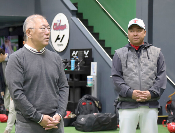 지난 2월16일(현지시간) 정의선 현대차그룹 회장이  미국 캘리포니아 어바인에 위치한 기아 타이거즈 스프링캠프를 방문한 모습. 사진=현대차