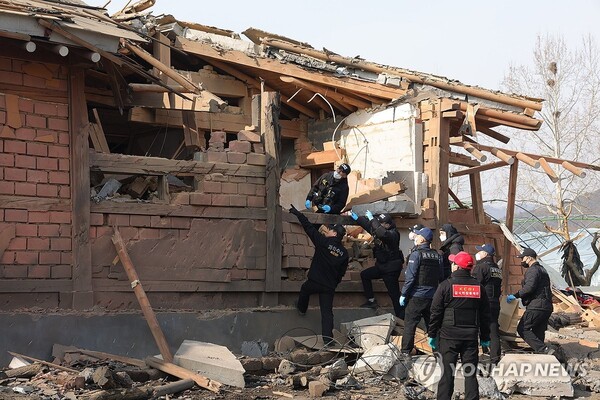 7일 오전 경기도 포천시 이동면 노곡리 공군 전투기 오폭 사고 현장에서 합동 감식반이 파손된 건물을 살펴보고 있다. 연합뉴스