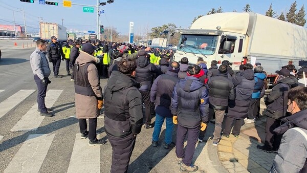화물연대본부 대전지역본부 오비맥주지부(노조)가 지난달 11일부터 무기한 총파업에 돌입했다. 지난 13일 안성시 오비맥주 물류센터에서는 파업이 격해져 물리적 충돌이 발생했다. 화물연대본부 대전지역본부 오비맥주지부 제공