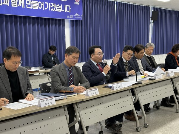 발언하는 임철규 도의원(왼쪽에서 세 번째). 임철규 도의원 제공