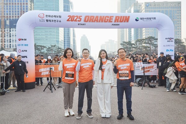 (왼쪽부터) 한정선 한화손해보험 라이프플러스 펨테크연구소장, 나채범 한화손해보험 대표, 김지원 한화손해보험 공식 모델, 강대성 대한사회복지회 회장. 한화손보 제공.