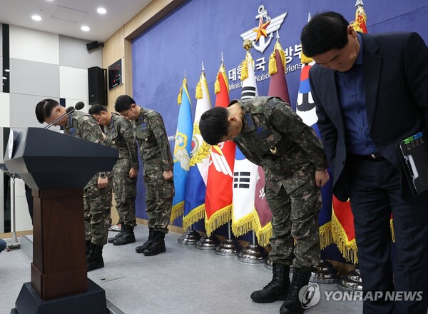 이영수 공군 참모총장이 10일 서울 용산구 국방부에서 열린 공군 KF-16 전투기 오폭사건과 관련한 기자회견에 참석해 고개숙여 사과하고 있다. 연합뉴스