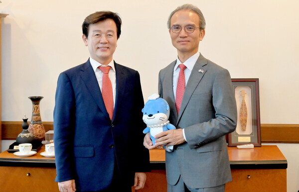 조규일 진주시장(왼쪽)과 여승배 주말레이시아대사가 기념 촬영을 하고 있다. 진주시 제공