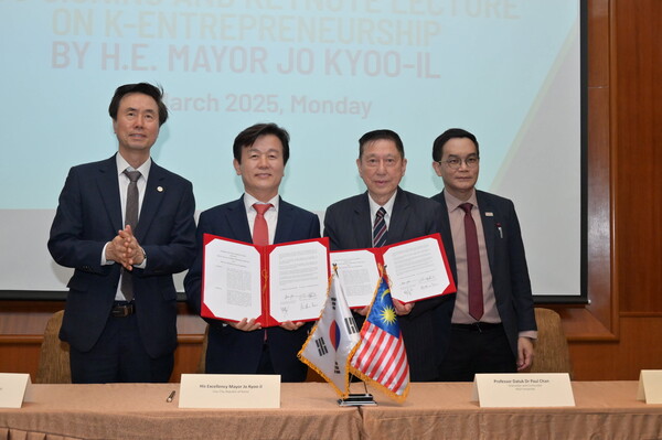 조규일 시장이 말레이시아 헬프대학교와 업무 협약을 체결하고 기념사진을 촬영하고 있다. 진주시 제공