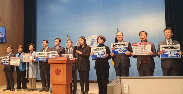 더불어민주당 박홍근(왼쪽 여섯번째) 의원이 11일 오전 서울 여의도 국회에서 열린 민주당 4선 의원 긴급 기자회견에서 발언하고 있다. 이제항 선임기자