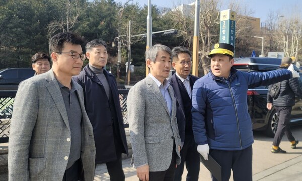 한강진역을 찾아 현장 안전 점검을 실시하고 있는 백호 서울교통공사 사장(왼쪽 네번째). 서울교통공사 제공
