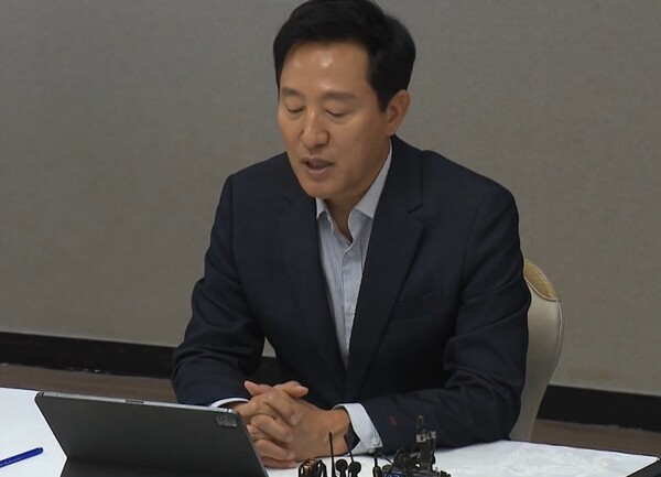 지난해 8월 8일, 부동산 관계장관회의에 참석해 발언하는 오세훈 서울시장. 서울시는 이날 토지거래허가구역 지정 확대를 적극 검토하겠다는 입장을 밝혔다. 스트레이트뉴스