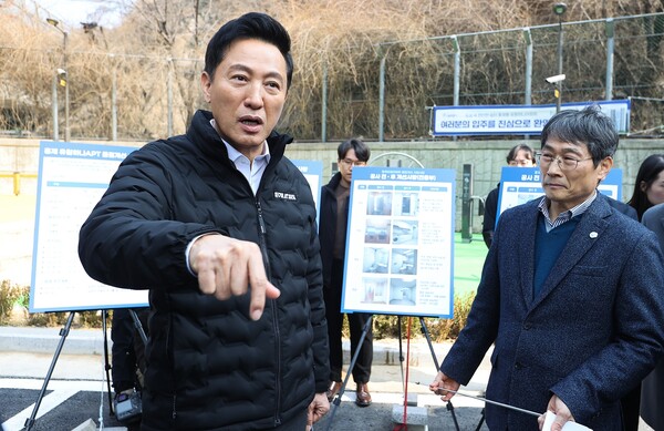 지난 10일 입주가 시작된 서울 서대문구 홍제유원하나 아파트 단지에서 관계자들과 대화하는 오세훈 서울시장. 연합뉴스 제공