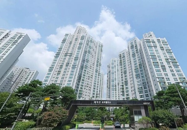 매매가 35억1000만원이던 래미안대치팰리스 84.99㎡형(5층)이 지난 2월 12일 토지거래허가구역 해제 직후 14%(4억9000만원) 오른 40억원에 거래됐다. 스트레이트뉴스