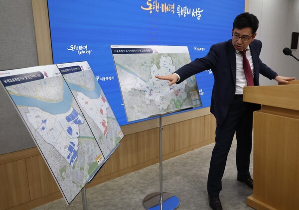 지난 2월 12일 서울시청에서 토지거래허가구역 해제 심의 결과를 브리핑하는 조남준 서울시 도시공간본부장. 연합뉴스