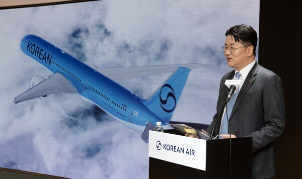 대한항공이 11일 서울 강서구 본사 격납고에서 ‘라이징 나이트’ 행사를 열고 새 로고와 CI 등을 공개하는 기자간담회에서 조원태 한진그룹 회장이 취재진 질문에 답하고 있다. 공항사진기자단 제공