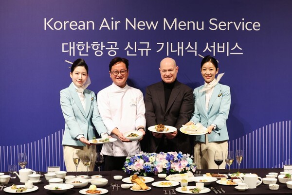 그랜드하얏트 인천에서 11일 열린 '대한항공 신규 기내식 서비스' 행사에서 데이비드 페이시 기내식기판 및 라운지 부문 부사장(오른쪽 두번째)과 김세경 셰프(오른쪽 세 번째)가 기내식 신메뉴를 선보이고 있다. 연합뉴스