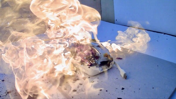 보조배터리 열폭주 실험. 부산소방재난본부 제공