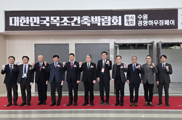 차석호 진주시 부시장(오른쪽 다섯번째)이 ‘2025 대한민국 목조건축박람회’에서 참석자들과 기념 촬영을 하고 있다. 진주시 제공