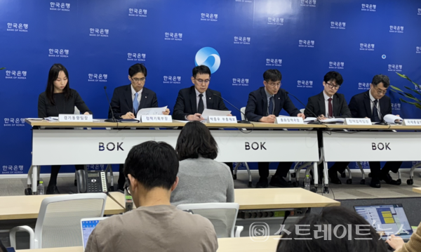 박종우 한국은행 부총재보와 최창옥 통화정책국장.(왼쪽에서 두번째와 세번째)