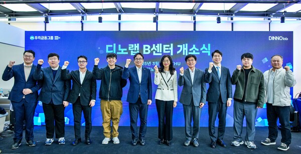 디노랩 부산 1기 선정기업 대표들과 함께한 우리금융지주 미래혁신부 김성현 부장(가운데 왼쪽), 부산시 창업벤처과 김가영 과장(가운데), 부산기술창업투자원 서종군 원장(가운데 오른쪽). 우리금융 제공.