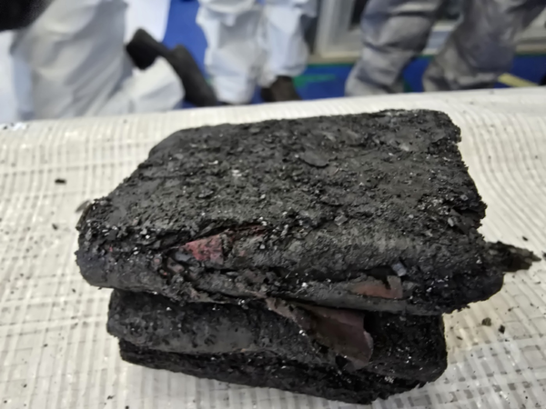 31번 좌석 바닥에서 발견된 보조 배터리. 항공철도사고조사위원회 제공