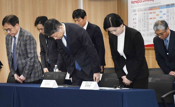 홈플러스 경영진이 14일  서울 가양동 홈플러스 본사에서 열린 기업회생절차 관련 기자간담회에서 회생 절차로 인해 피해를 받고 있는 협력사, 점주, 투자자에게 사과의 뜻을 밝히며 고개를 숙이고 있다.