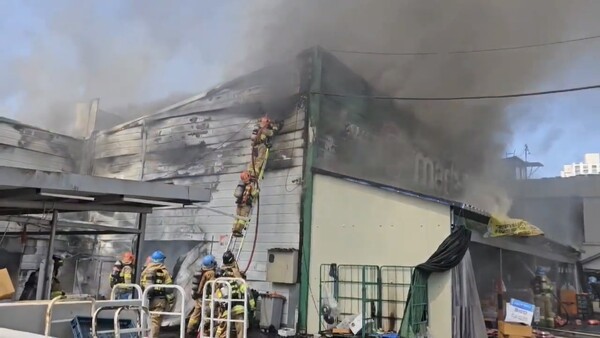 금정구 한 중형 마트에서 발생한 화재. 부산소방재난본부 제공