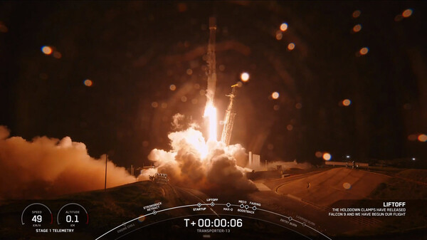 미국 현지 시각 14일 오후 11시 39분, 미국 캘리포니아주 반덴버그 우주군 기지에서 ‘진주샛-원비(JINJUSat-1B)’가 탑재된 팰콘9 로켓이 발사되고 있다. 진주시 제공