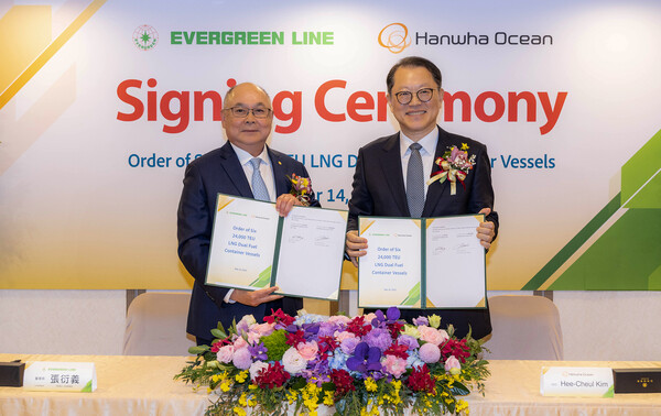 대만 현지에서 한화오션 김희철 대표이사(오른쪽)와 에버그린社 장옌이 회장이 LNG이중연료추진 초대형 컨테이너선 건조 계약서에 서명한 뒤 기념촬영을 하고 있다. 한화오션 제공