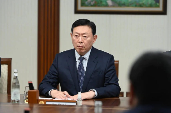 지난해 6월 13일 윤석열 대통령 중앙아시아 3국 순방에 동행한 신동빈 롯데그룹 회장이 우즈베키스탄에서 압둘라 아리포프 우즈베키스탄 총리를 만나 경제 협력 방안을 논의하고 있다. 연합뉴스