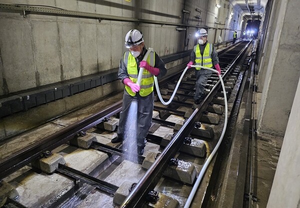 10일 대전교통공사는 대전도시철도 1호선 터널내부 봄철 미세먼지 터널 내 물청소를 하고 있다. 대전교통공사 제공.