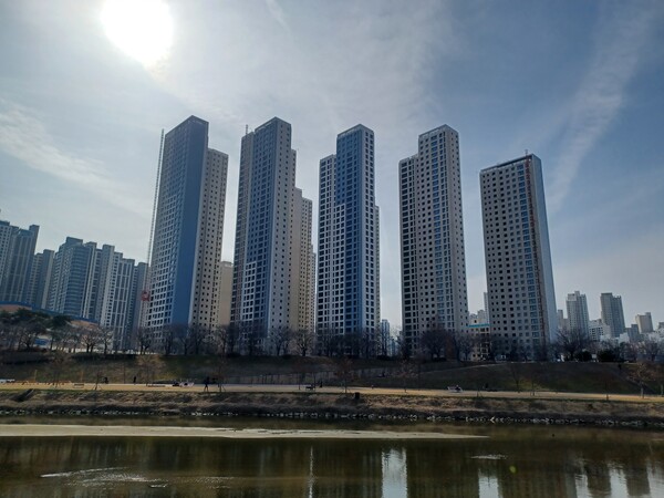 국내 건설부동산 경기 장기 침체가 이어지는 가운데, 서울 양천구 목동 안양천 인근의 한 단지가 막바지 공사에 한창이다. 스트레이트뉴스(김태현 기자)