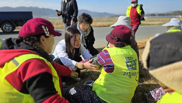 강진군이 '노인일자리·사회활동지원사업' 참여자 100여명을 대상으로 교육을 실시하고 있다. (사진=강진군)
