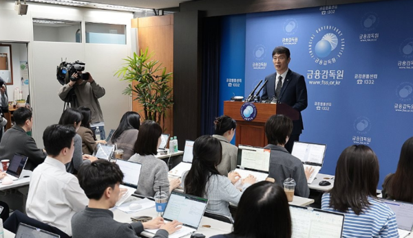 19일 금융감독원 브리핑룸 출입기자단 간담회에서 우리금융과 홈플러스, 상법개정안 등 주요 현안에 대해 발언하는 이복현 원장. 연합뉴스 제공.